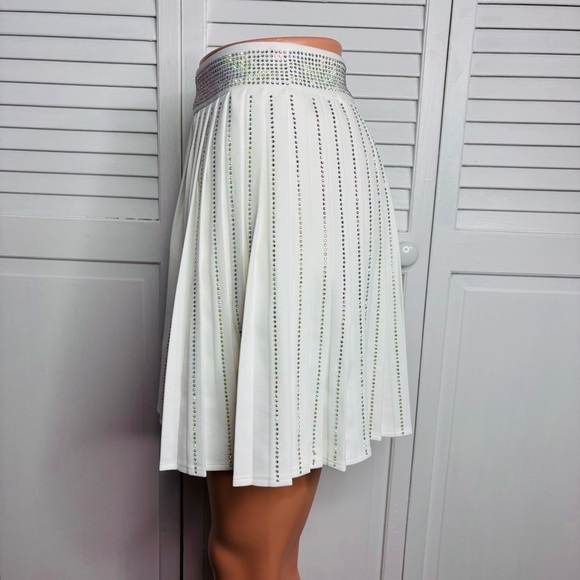 NYLON APPAREL White Pleated Jeweled Skater Skort Size Small - Picture 3 of 10